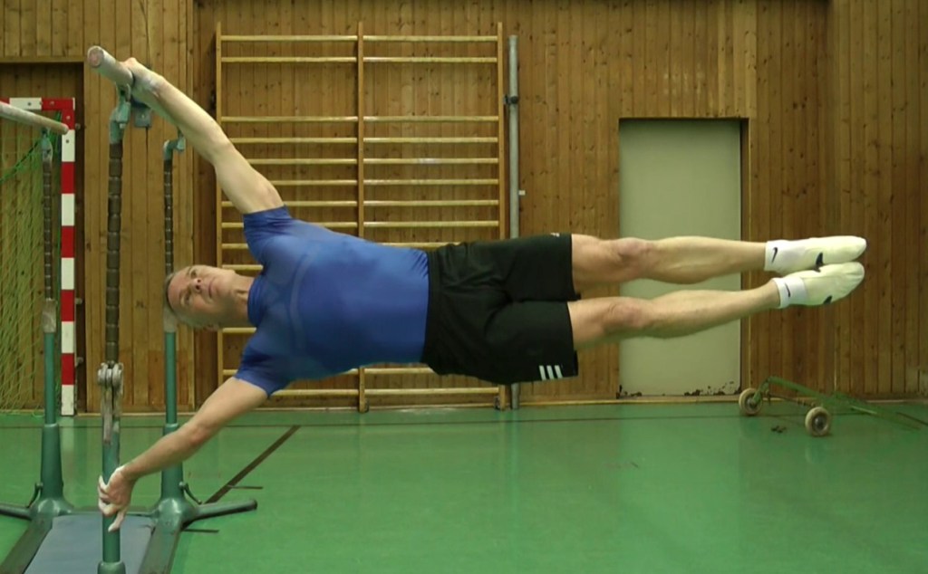 Human Flag oder menschliche Flagge am Pfosten des Barren